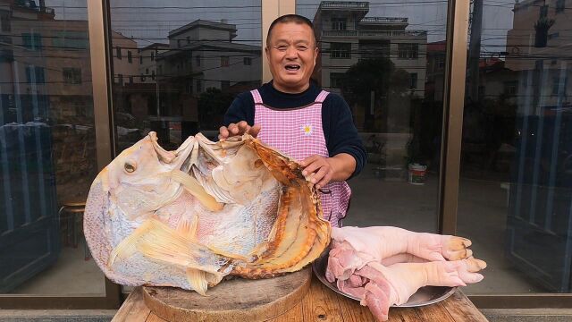 小儿子带回1条十几斤红鱼干,阿胖山买3个猪腿一锅炖,全家人赞不绝口