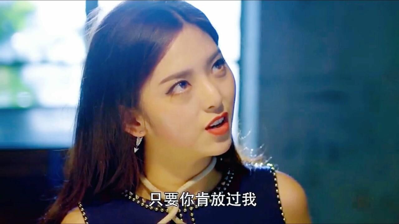 美女吃饭时候觉得热想脱衣服，没想到帅哥的一番话让美女瞬间把衣服穿上_腾讯视频