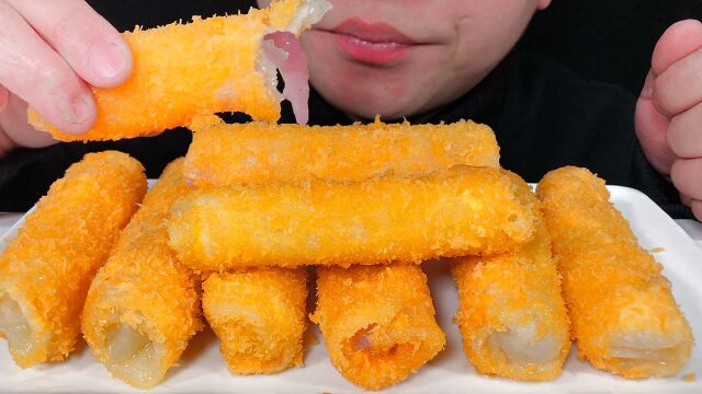 吃油炸冰溜子,听脆脆的声音!