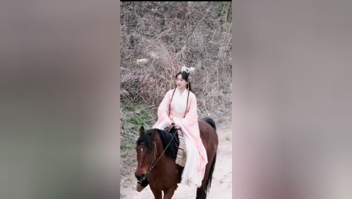 《倾城亦清欢》袁冰妍骑马戏路透，她比那些骑道具马强太多了
