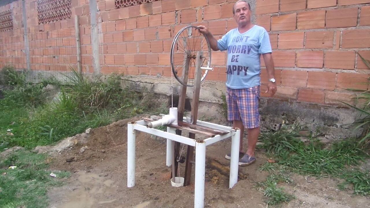 农民大叔发明"手摇"抽水泵,一小时能抽水3立方,50元造一台