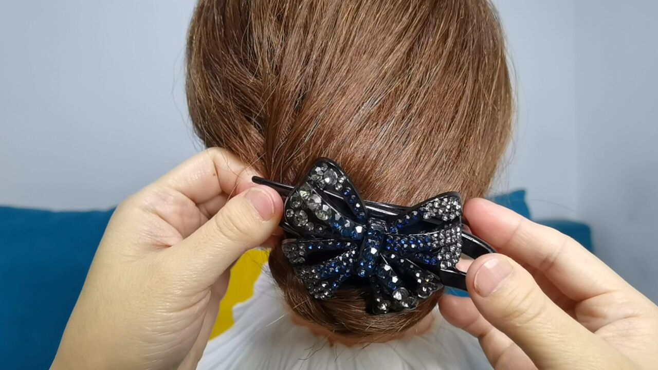 这种优雅气质的盘发,我们用一根皮筋也能完成