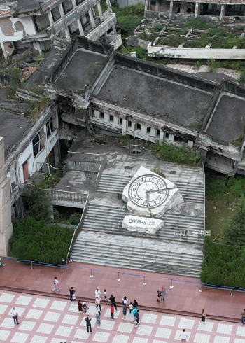 2008年汶川大地震,映秀镇漩口中学遗址,钟表永远停在了14时28分04秒