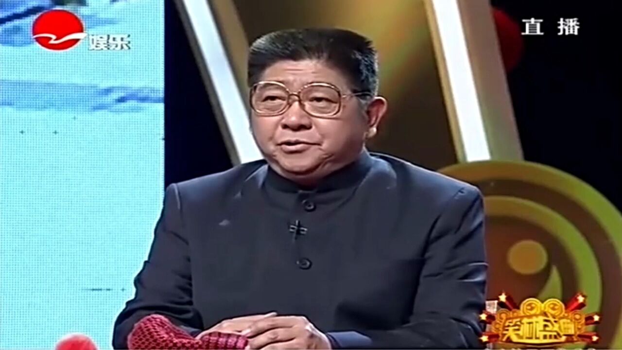 小品《新闻坊:王汝刚反串大妈角色,笑料层出不穷乐翻观众