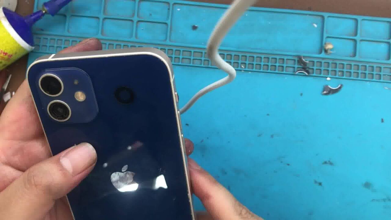 iphone12手机,后壳磕破变碎,工具清理装新