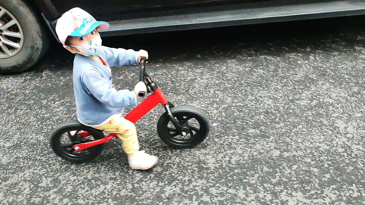 2岁萌娃骑车表演特技,还能把车提起来,这技术没谁了