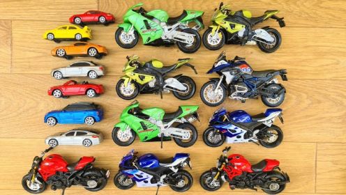 彩色摩托车和小型汽车玩具模型展示
