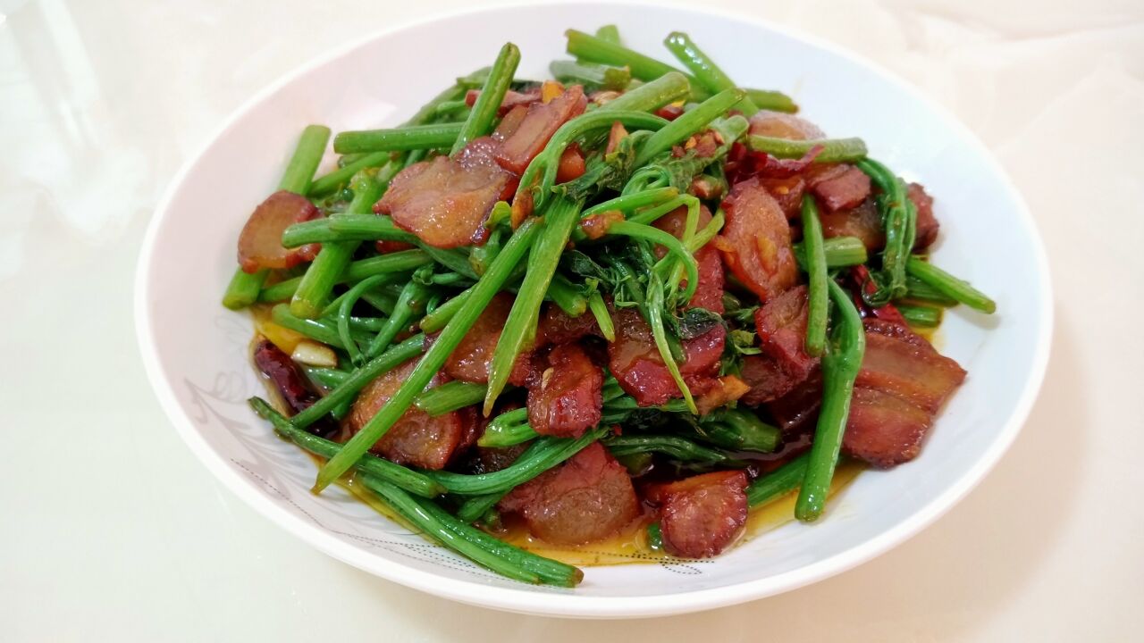 "龙须菜又名佛手瓜尖炒腊肉"口感爽脆,清甜鲜嫩,特下饭_腾讯视频