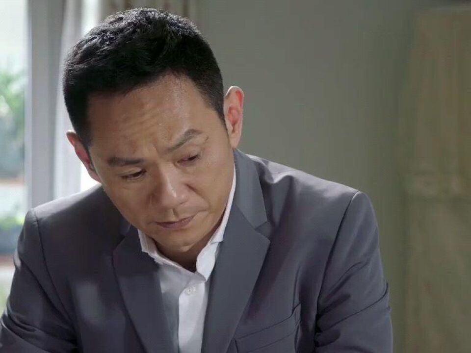 生逢灿烂的日子范荣见老三不跟自己说实话,便直接拿出电话卡给老三