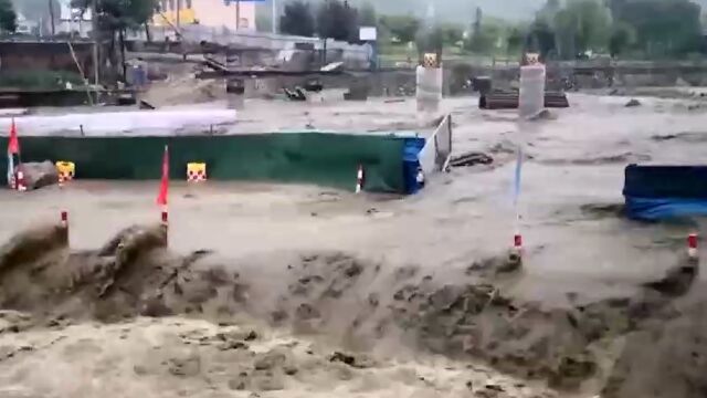 甘肃陇南强降雨最大降水量达130毫米 国道大桥便道被水冲毁交通中断