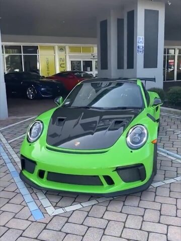 第一次见这么可爱的保时捷,双拼色大眼睛,简直就像绿色小青蛙!