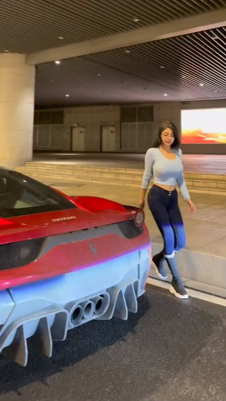 人类高质量女性!富婆单手开法拉利跑车
