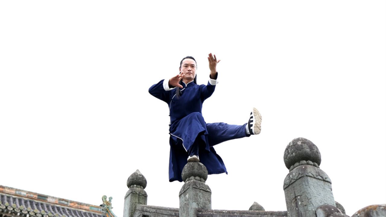 叶问下蹲圆柱上做,立脚点太圆滑,高手是如何做到的?腿功真好