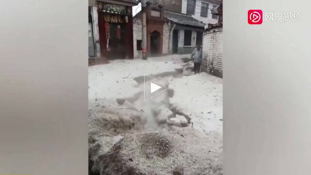 寿阳遇冰雹极端天气,道路被冰雹覆盖厚度达30厘米,当地受灾严重