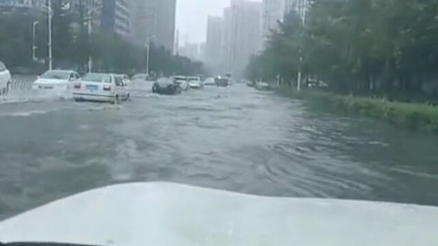 辽宁沈阳暴雨:56处路段积水封闭 非必要岗位推迟上班时间