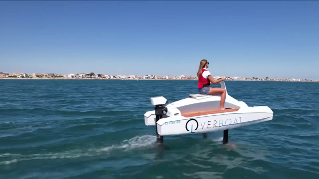 续航2小时!新一代全电动水翼艇带你水上飞!