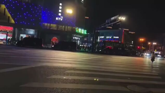 扫黄被抓上百人!男男女女戴黑头罩上警车,场面很是“壮观”!桐乡本地知名KTV被查,海盐这里也是大阵仗....