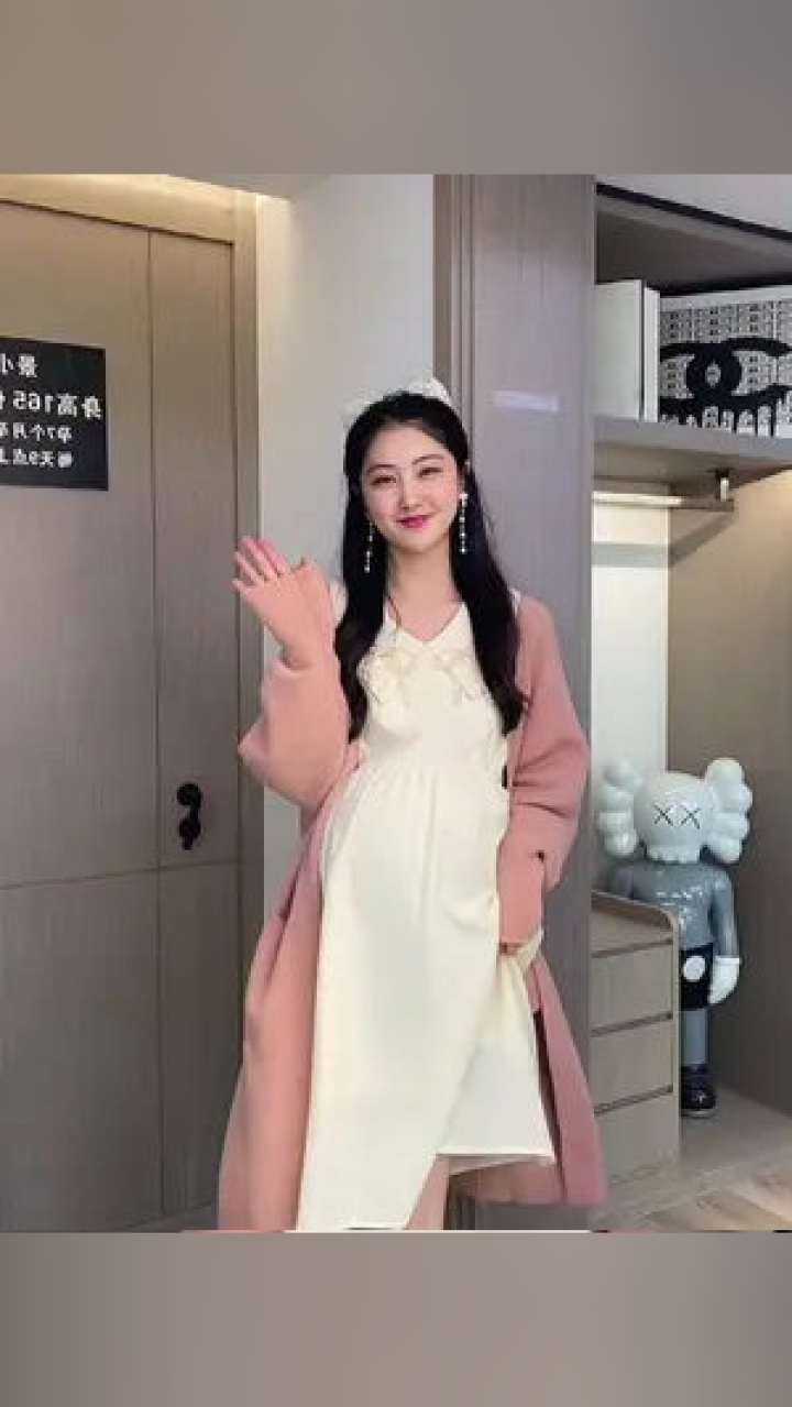 怀孕7个月，挺着个大肚子，但是看背影完全不知道是孕妈妈，只要衣服穿对，大肚婆也会拥有少女背～#孕期穿搭#少女感#怀孕_高清