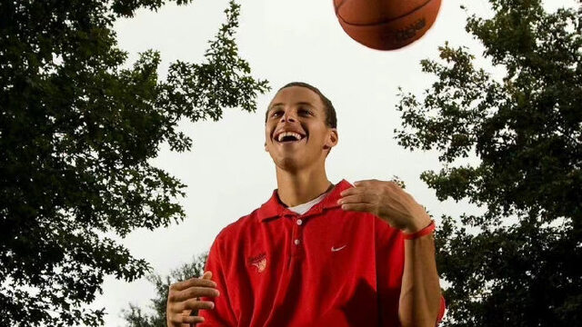 库里大学毕业典礼,球衣退役,入选名人堂.高中毕业是多么被低估