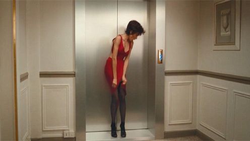 美女裙子被电梯门夹住，小伙想帮忙不料帮倒忙，尴尬了！爆笑电梯