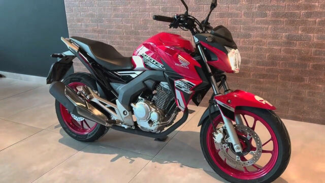 本田街车cb250,售价3.2万配abs,高颜值油耗低,听听声浪如何?