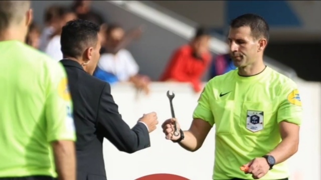 法甲赛场草坪惊现扳手,神还原电影功夫足球名场面