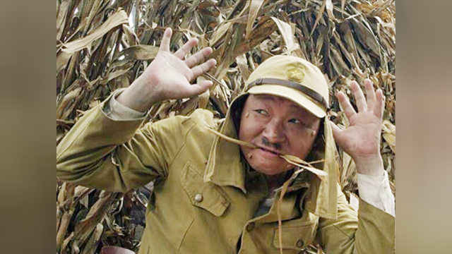 鬼子军官出村,帅不过三秒.