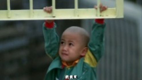 小男孩在天台玩耍，没想到护栏没上锁