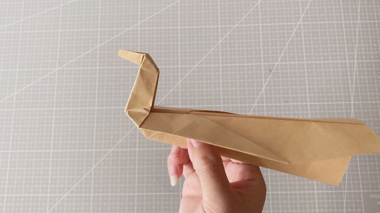 教你学会如何折纸一架外形像小鸭子的纸飞机,步骤详细,难度1颗星,边看