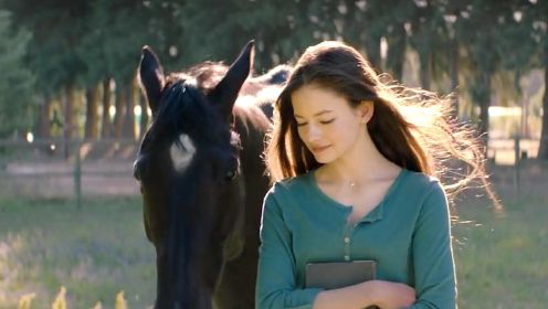 女孩收养了一匹受伤的赛马，没想到康复后的马儿拿到了冠军