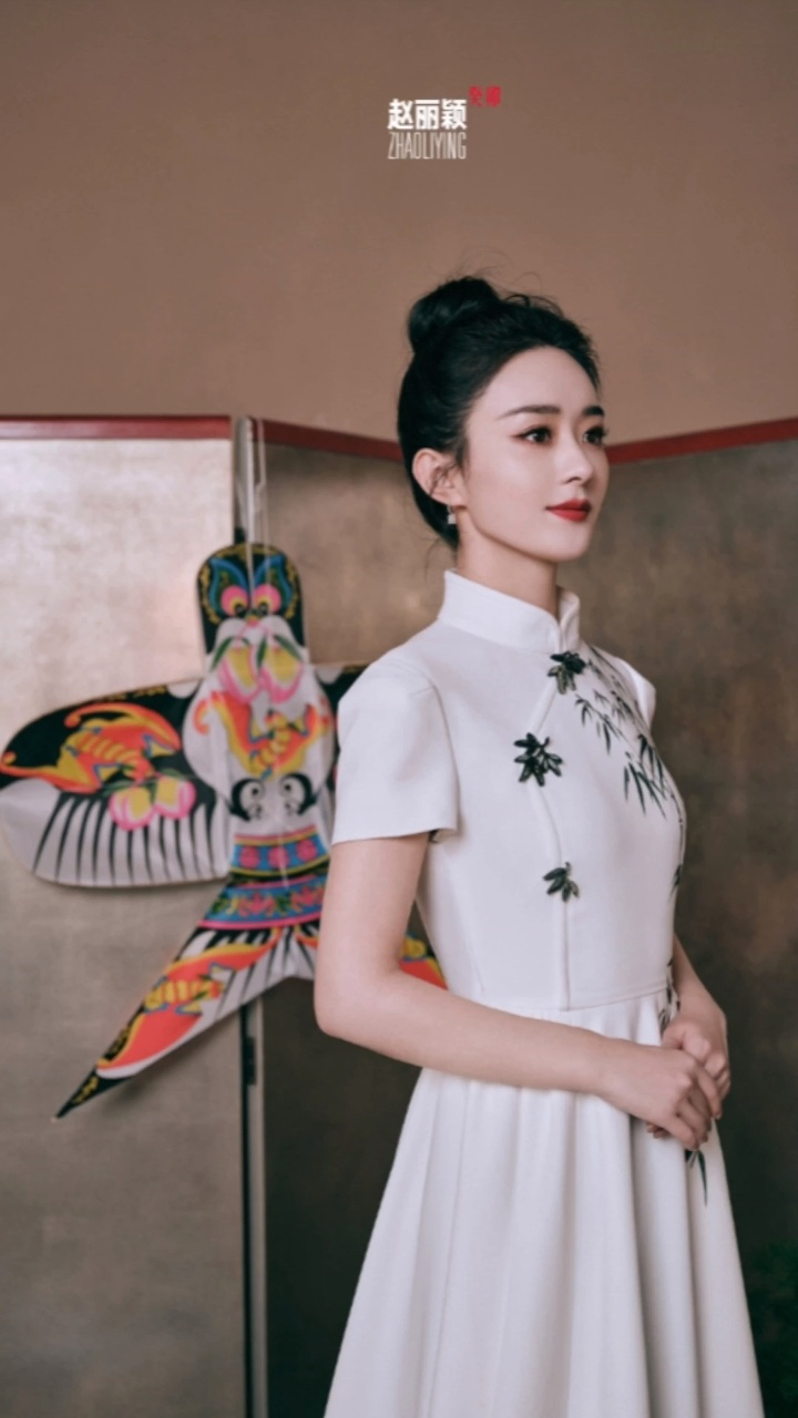 赵丽颖兔年央视春晚造型 :笔墨丹青晕染山水韵意,笑颜迎新,瑞兔送福