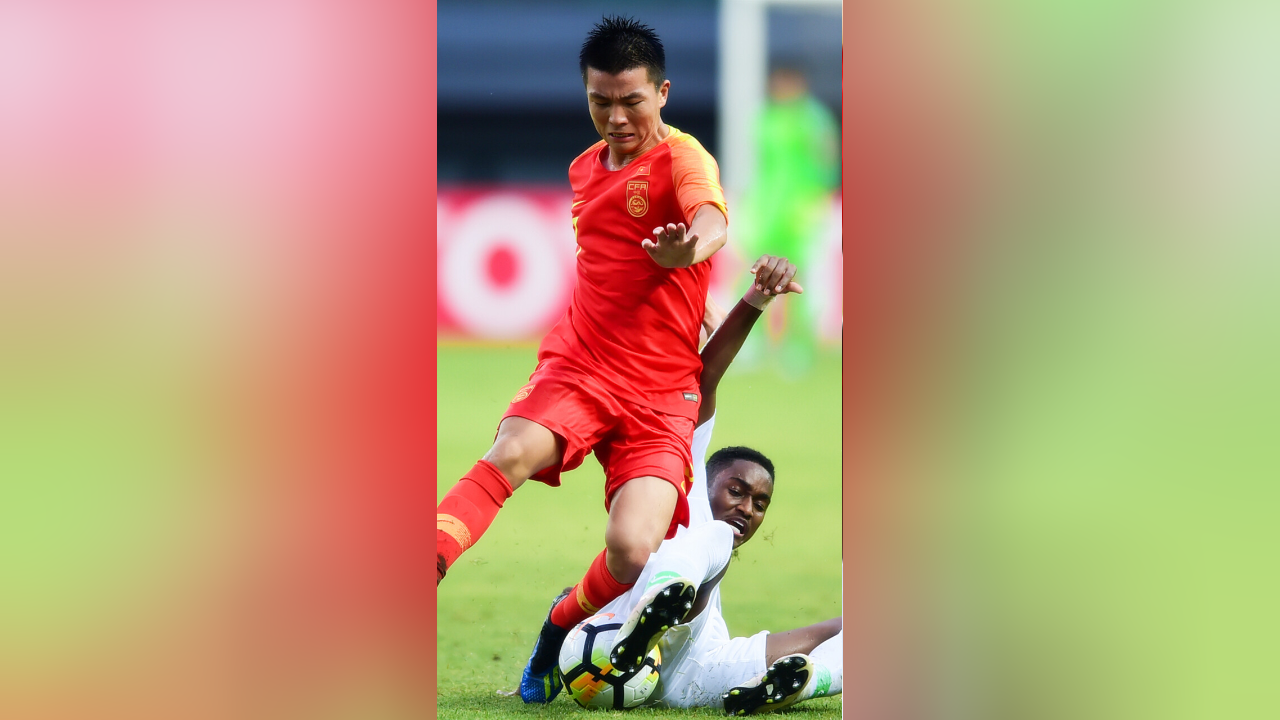 国足亚运新星被判假摔染黄,慢镜头回看是否冤枉?