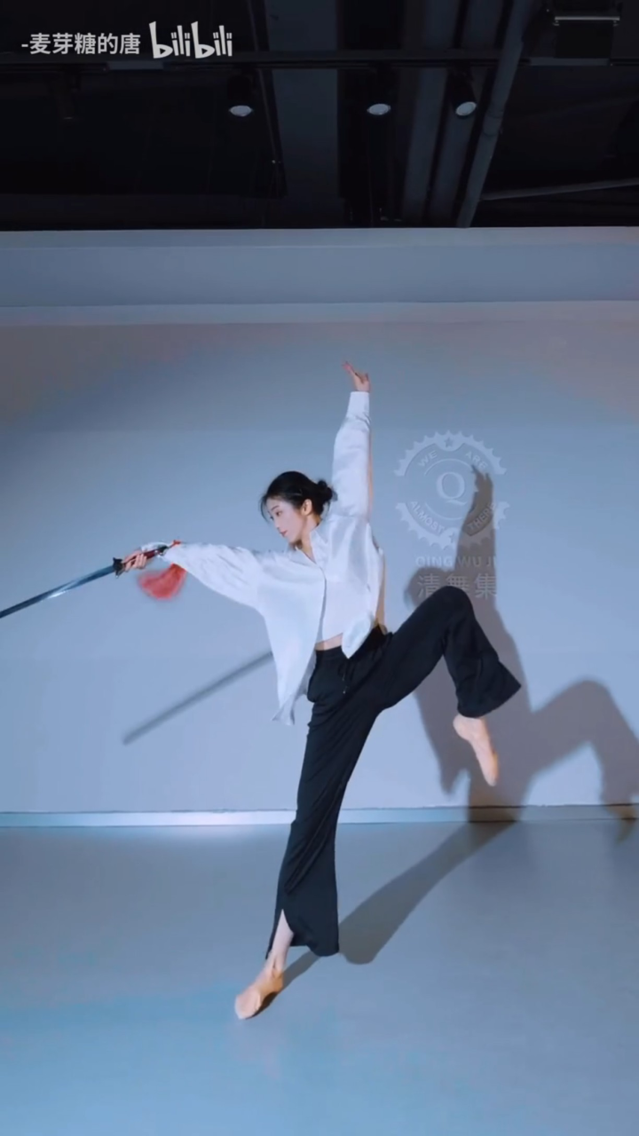 女子耍剑,摔