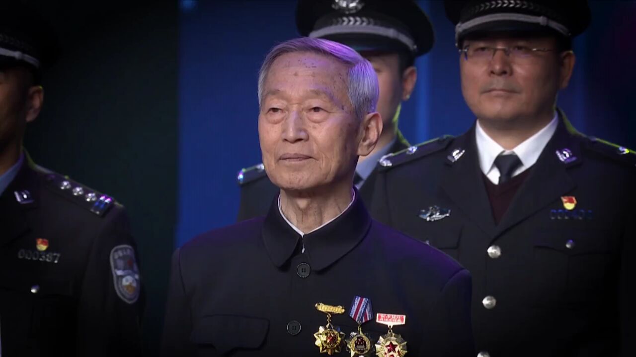 双百政法英模巡礼崔道植:初心不改演绎中国刑事技术警察传奇_腾讯视频