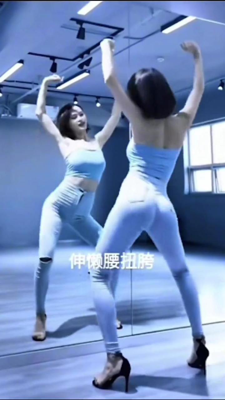 【人気No.1民族衣装】世界一美しくエツな衣装[アオザイ]に包まれた美女達【２９枚＋ベトナム美人女優５選】 ▶