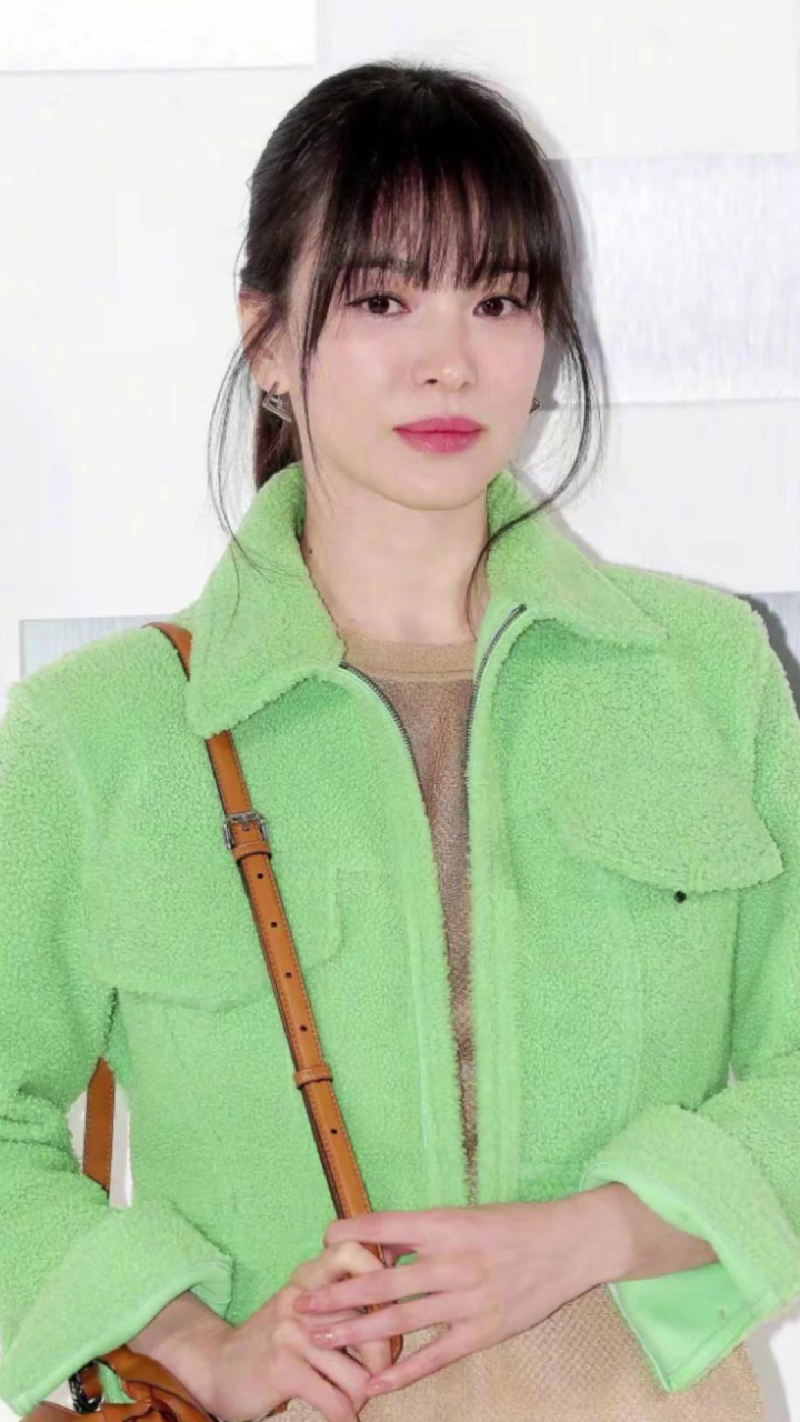 宋慧乔活动新闻生图,绿色外套搭配高马尾造型青春靓丽,状态好好