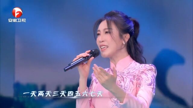 郭涛演唱《树梢上的月亮》,嗓音甜美好听|晚会