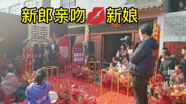 帅气新郎太大胆了,在婚礼主持人的鼓励下亲吻新娘停不下来真搞笑