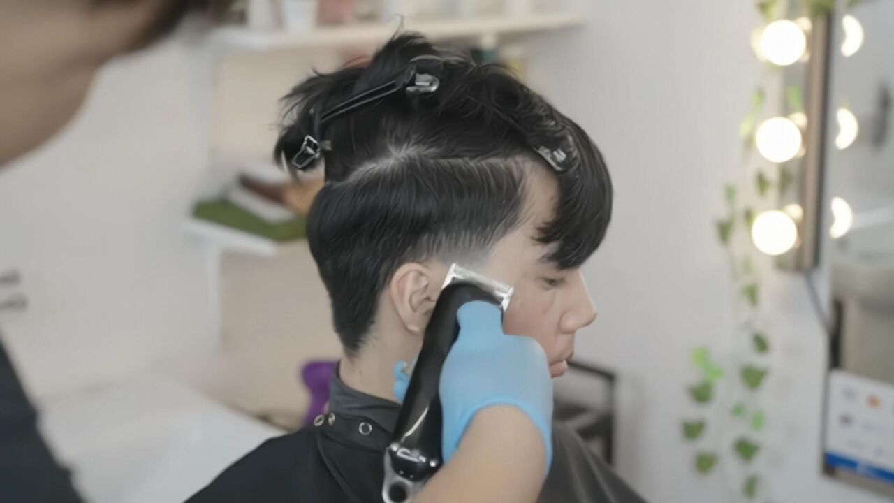 高级美发店里的理发技术,剪男生发型,精致又认真