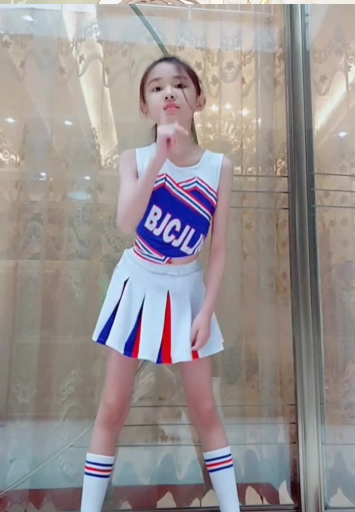 童模宋小睿穿短裙表演海草舞,眼前这一幕,彻底对她刮目相看了