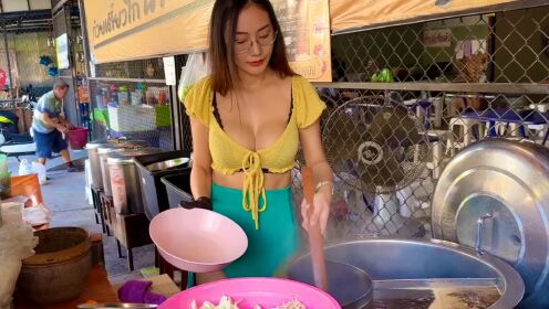 曼谷最有名的鸡肉面由美丽的泰国女孩制作