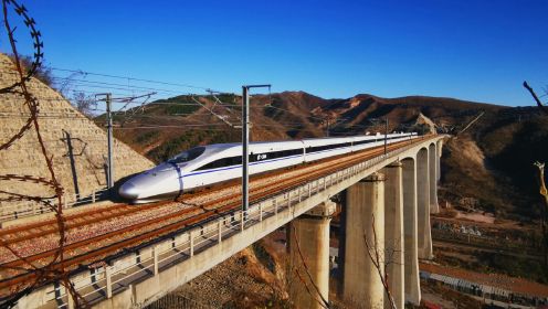 南昌西至北京西k938次列车，HXD3C火车头牵引，绿皮火车和高铁同框，很唯美