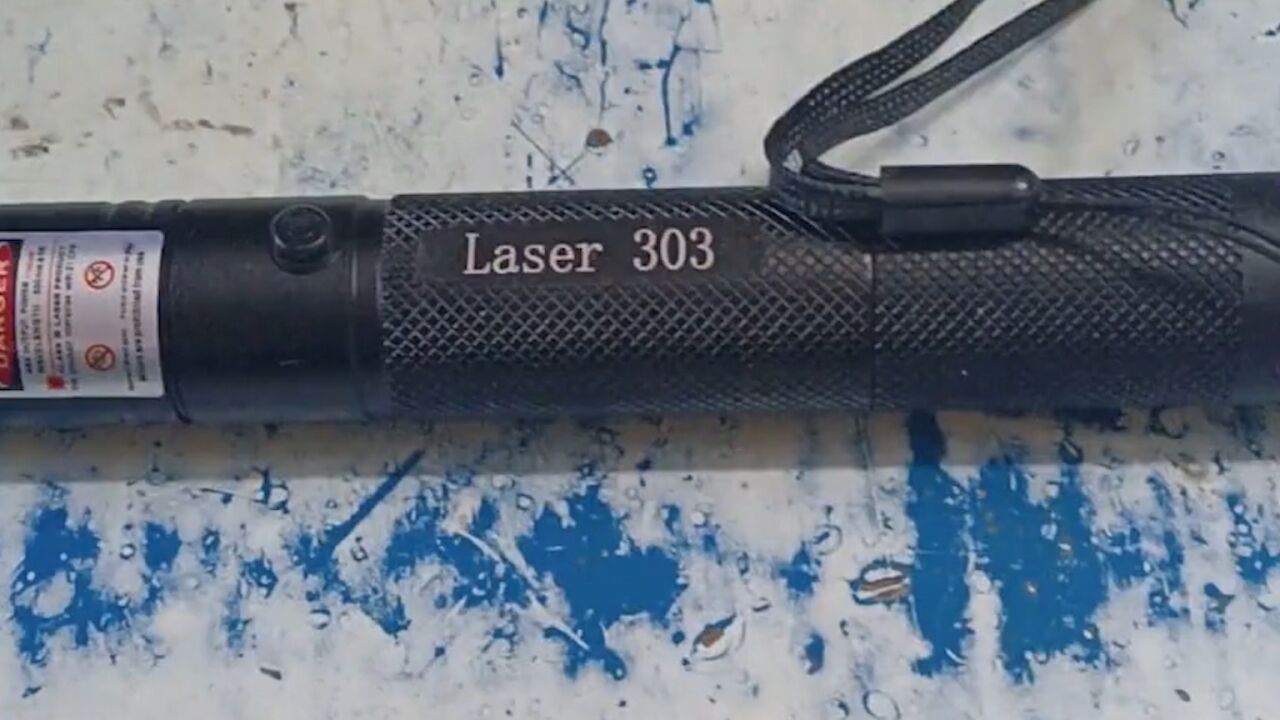 千万警惕!爸爸给买激光笔玩,10岁儿子好奇射眼睛致左眼失明