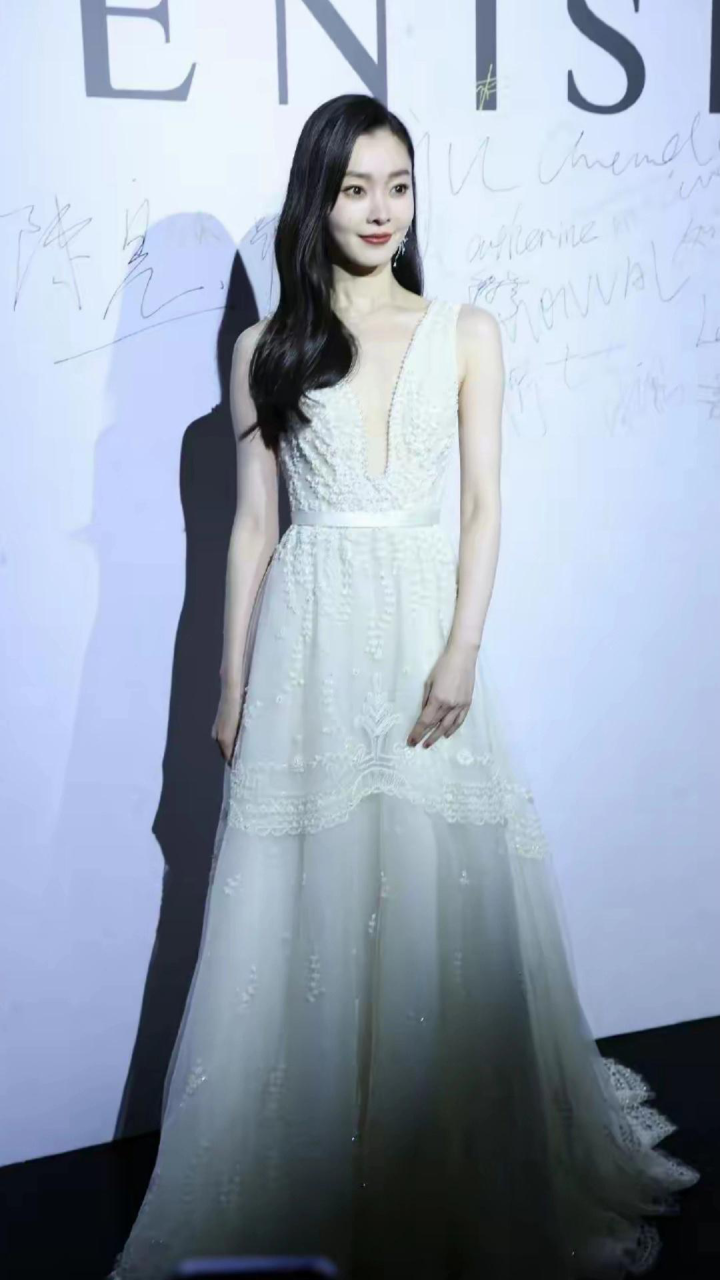 宋轶白色深v刺绣纱裙,气质一点不输超模,靓爆镜
