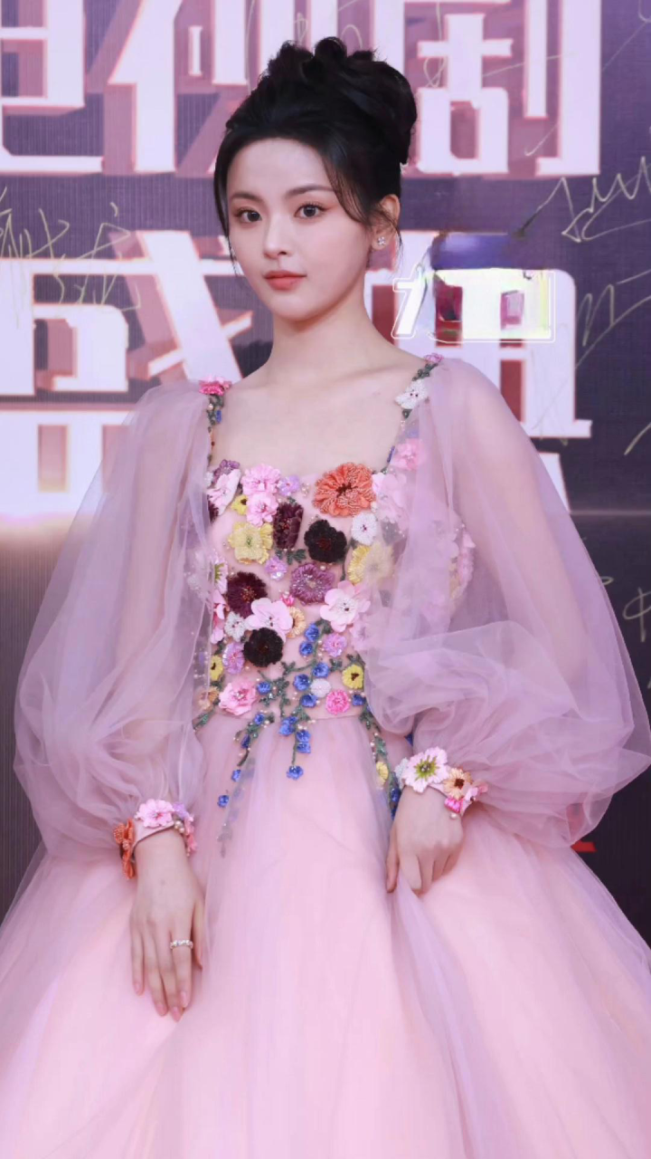 杨超越粉色花朵纱裙,真的好可爱,像春天的繁花一样明媚
