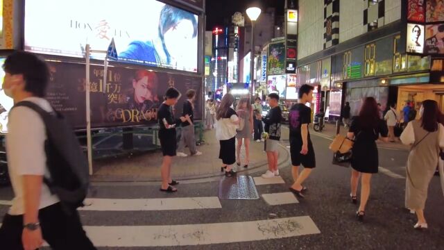 实拍日本街头夜景,繁华的城市街貌,人群熙熙攘攘