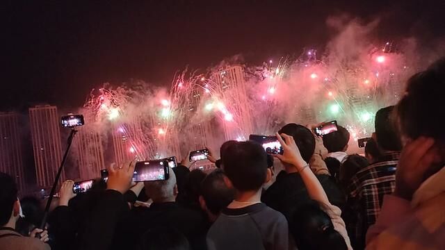 今晚在隆回看烟花,好多人,网络都没有,今晚看个烟花累得要命