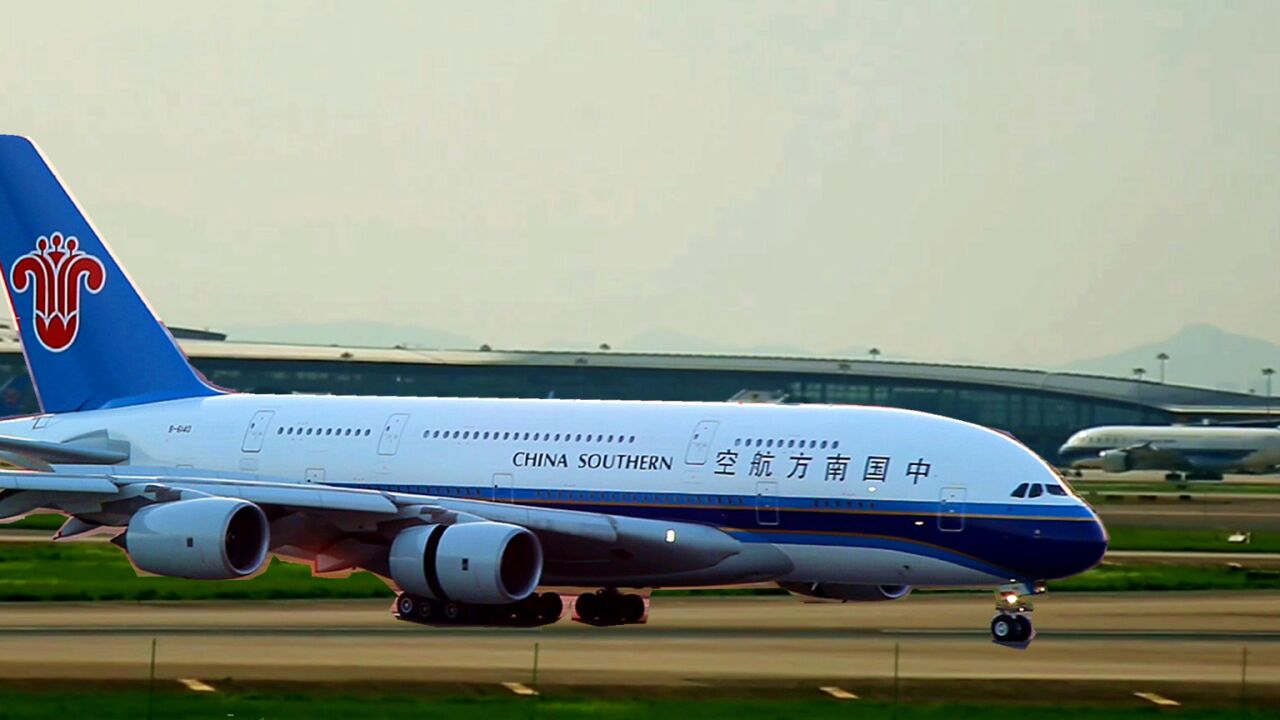 实拍两架南航空客a380双层客机转场,听说你们都很想念大胖子
