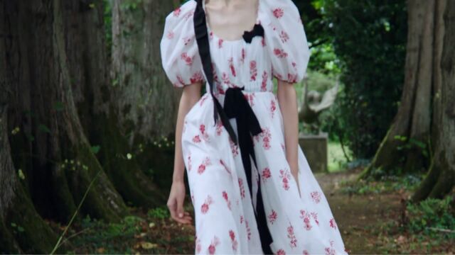 英国知名服装品牌Erdem(艾尔丹姆)2021年SS秀场