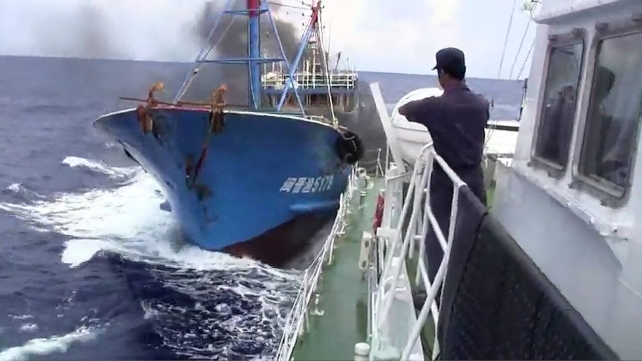 中国渔船遭到找茬驱赶,船长全速撞击日本船,表现勇猛而血性!